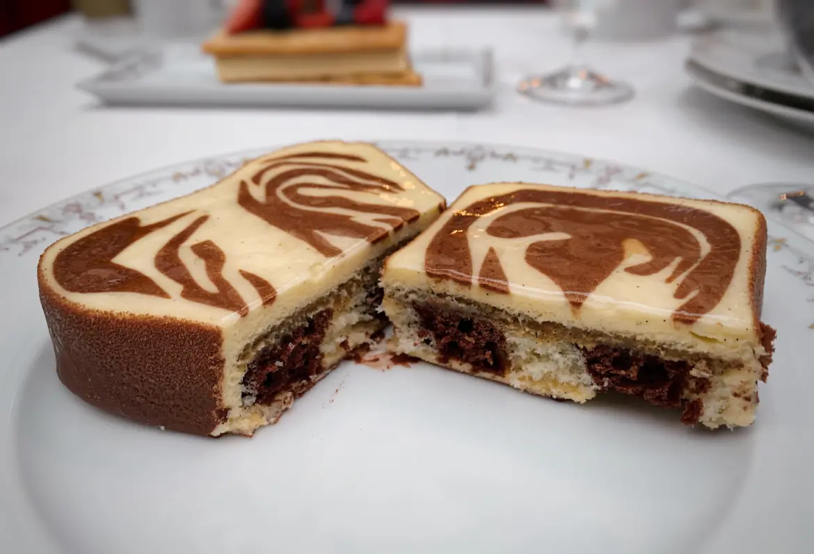 Entremets marbré de François Perret, Ritz Paris, Place Vendôme, Paris, France