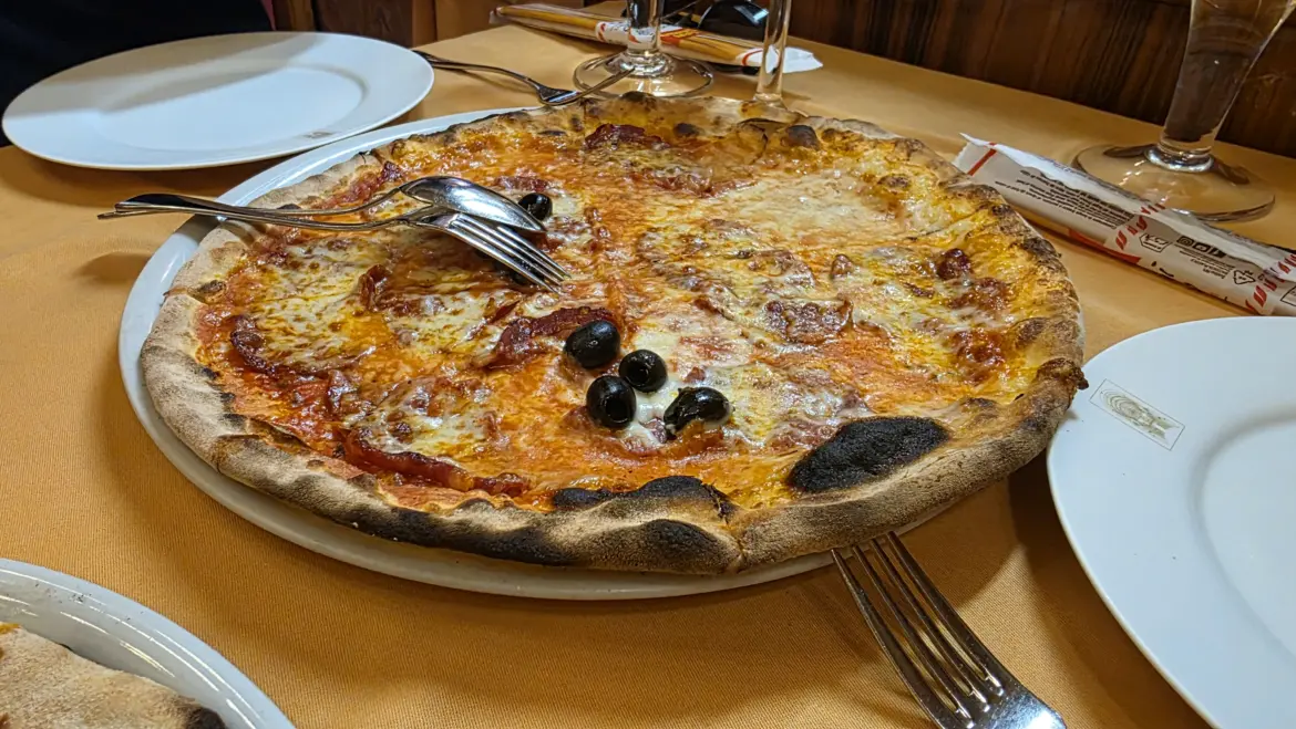 Pizza Diavola, Galleria Café Restaurant & Pizza, Milan, Italy