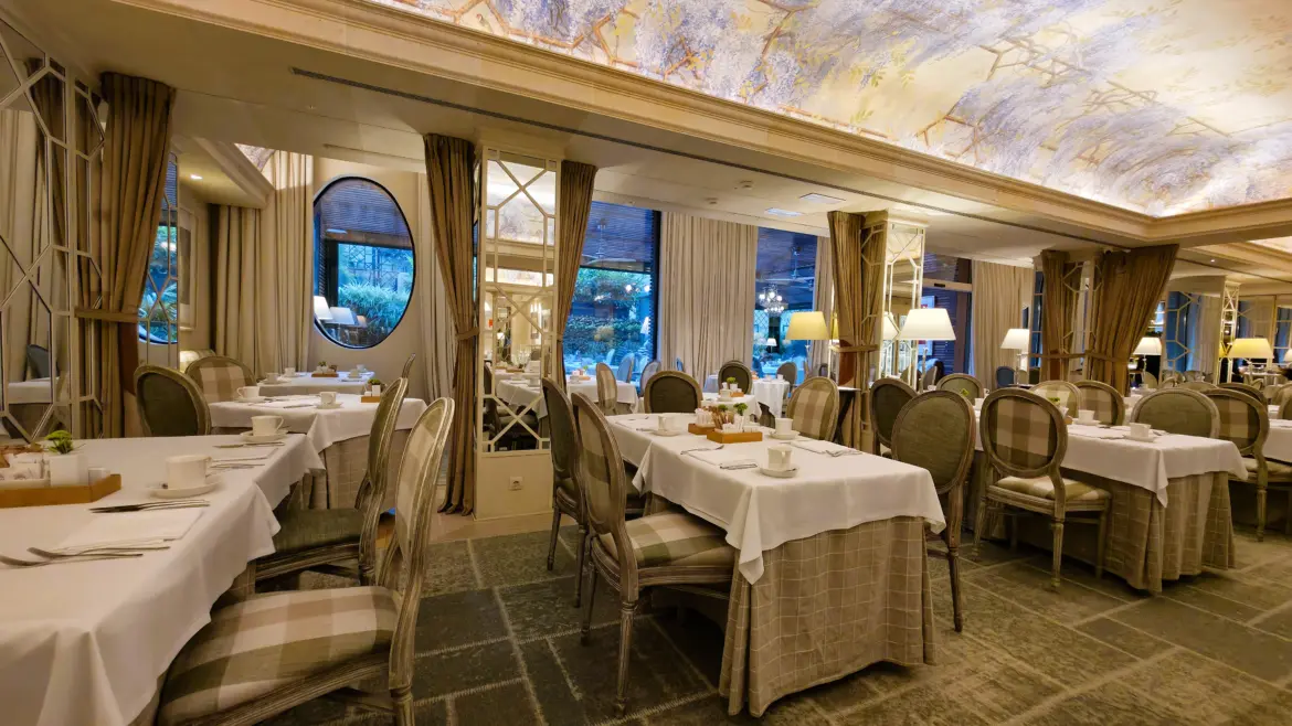 Elegant décor, Breakfast Buffet, Majestic Hotel & Spa, Barcelona, Spain