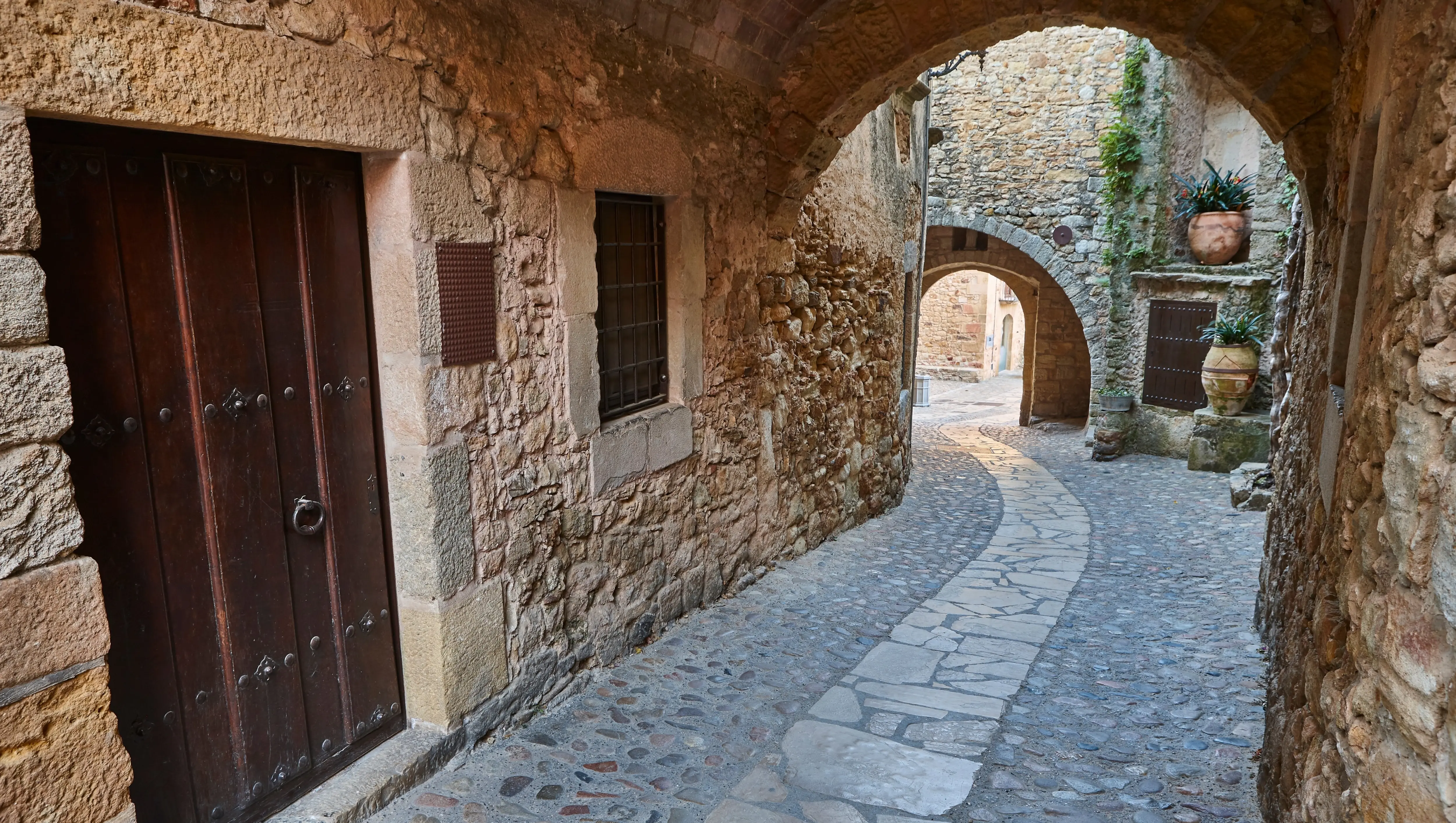 Alley, Girona, Catalonia, Spain