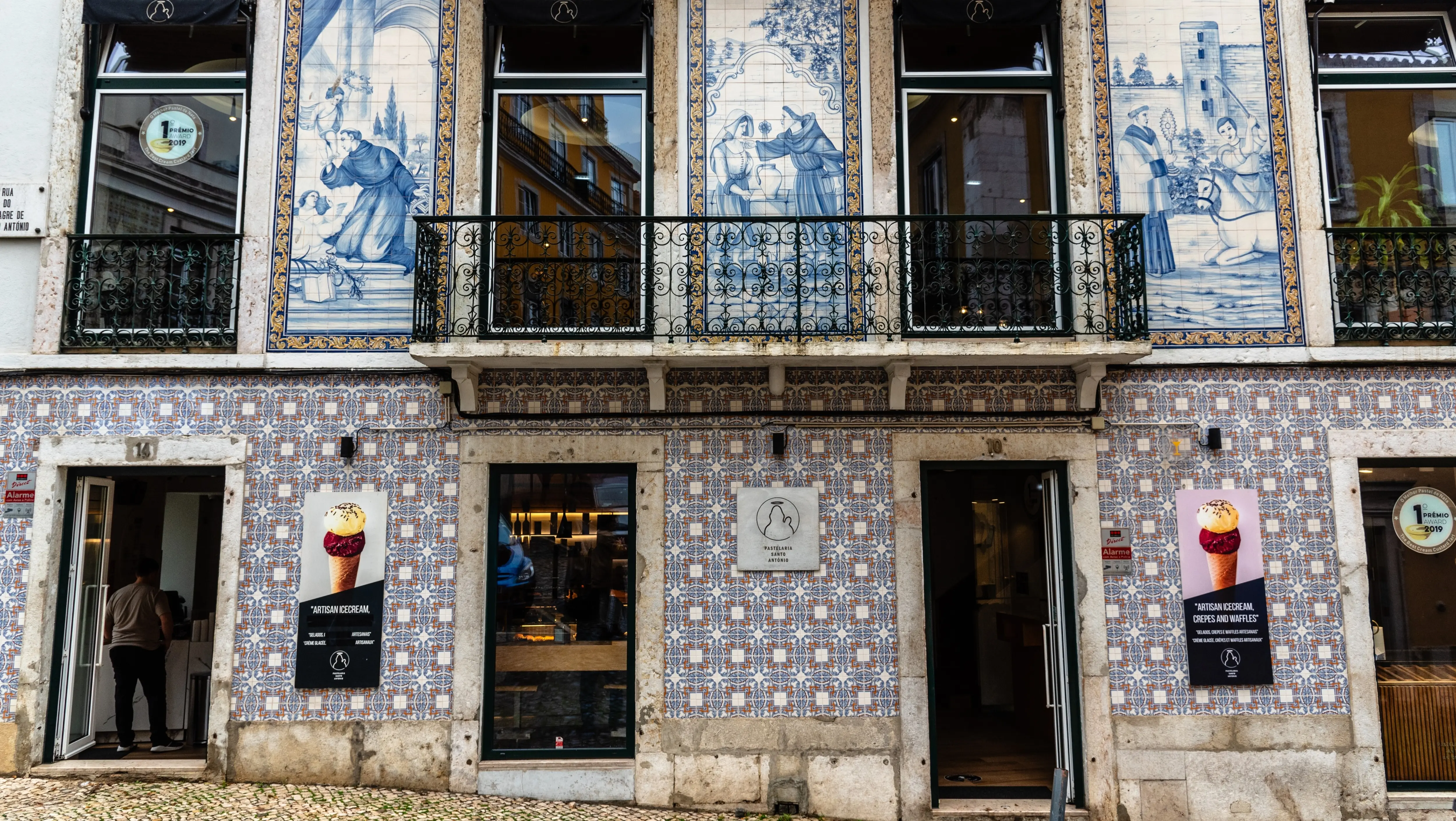 Azulejos façade, Alfama, Lisbon, Portugal