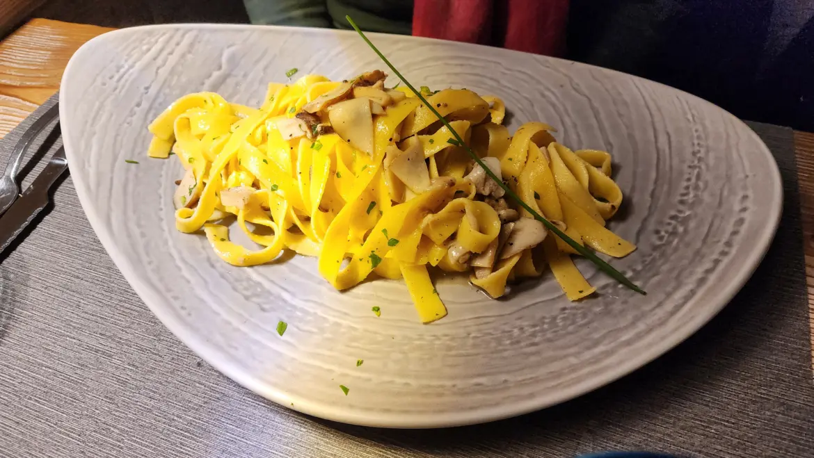 Fettuccine flavored fine herbs mushrooms Spaghetteria Pizzeria 6342 A Le Tole Venice Italy relaxed neighborhood restaurant Castello simple comforting pasta