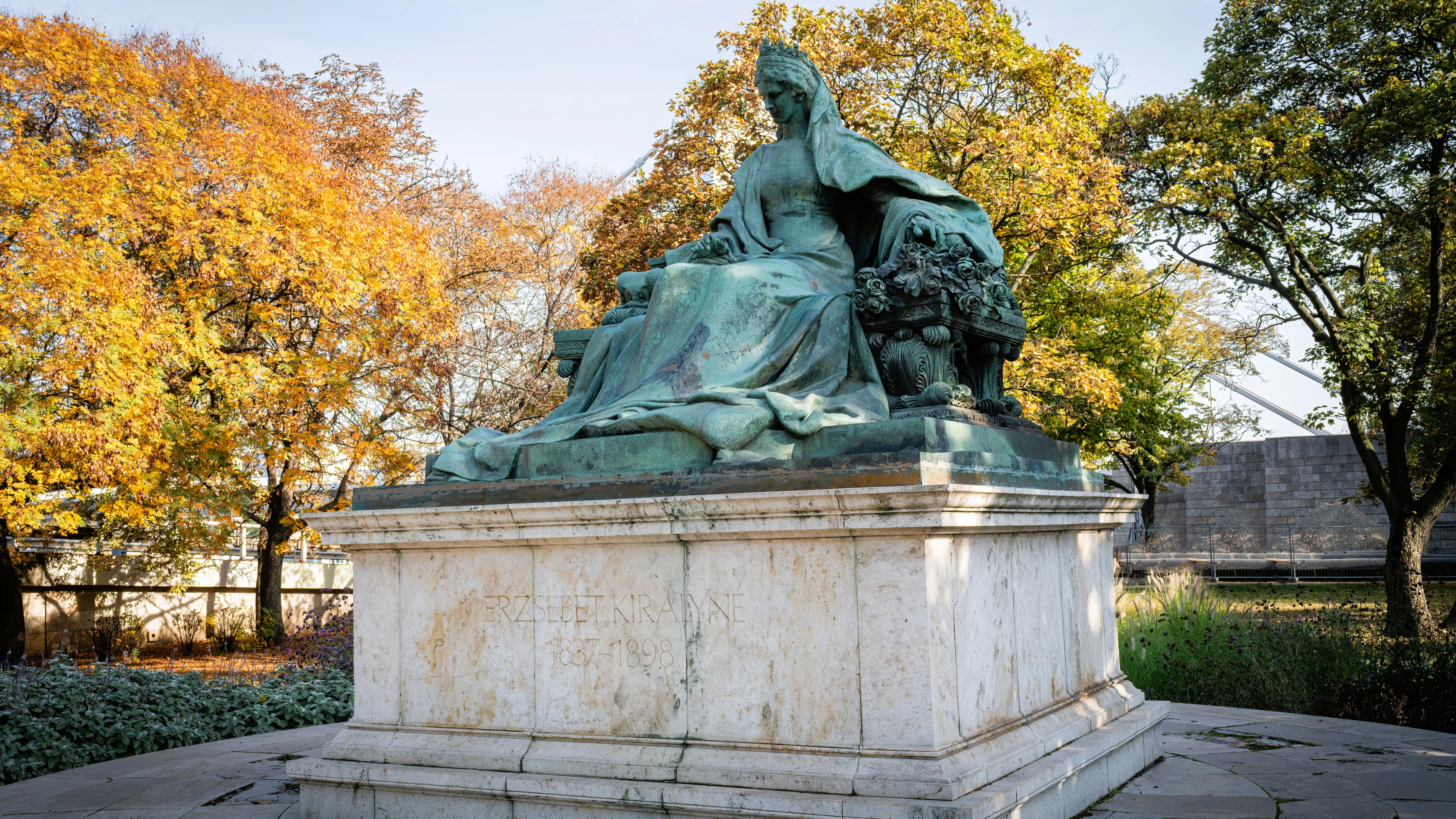 Bronze statue of Empress Elisabeth (Sisi) at Döbrentei Square in Budapest, Hungary, by sculptor György Zala
