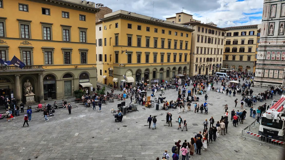 Daily life in Piazza del Duomo Florence where travelers and locals experience the vibrant atmosphere surrounding the Cathedral Baptistery and Giotto’s Bell Tower