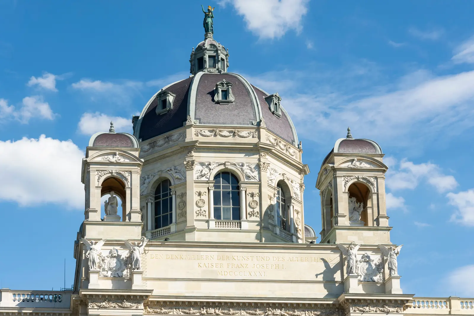 The inscription above the entrance of the Naturhistorisches Museum Wien highlighting its dedication to knowledge and discovery