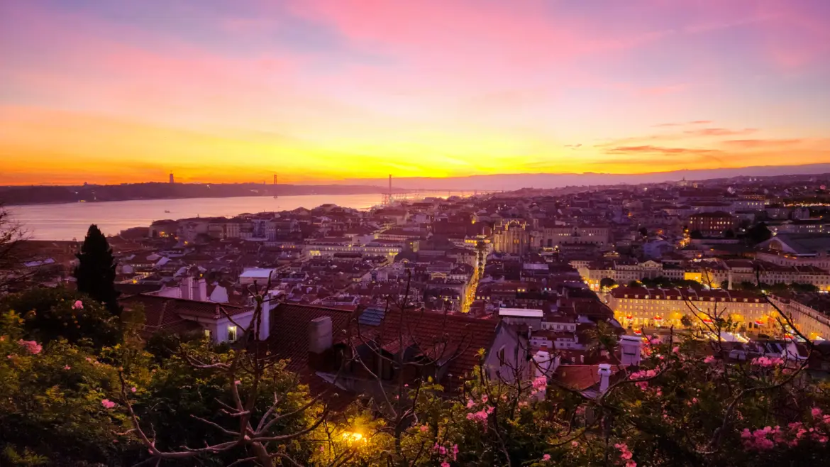 Panoramic view of Lisbon from São Jorge Castle showing red rooftops, the Tagus River, and the city skyline