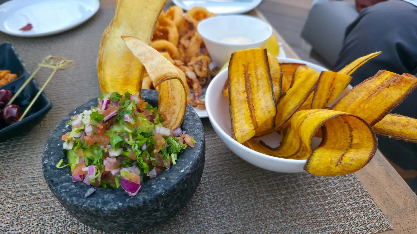 Creamy guacamole with crunchy plantain chips at La Dolce Vitae rooftop, Majestic Hotel Barcelona — a refreshing warm-weather contrast to the Mediterranean dishes