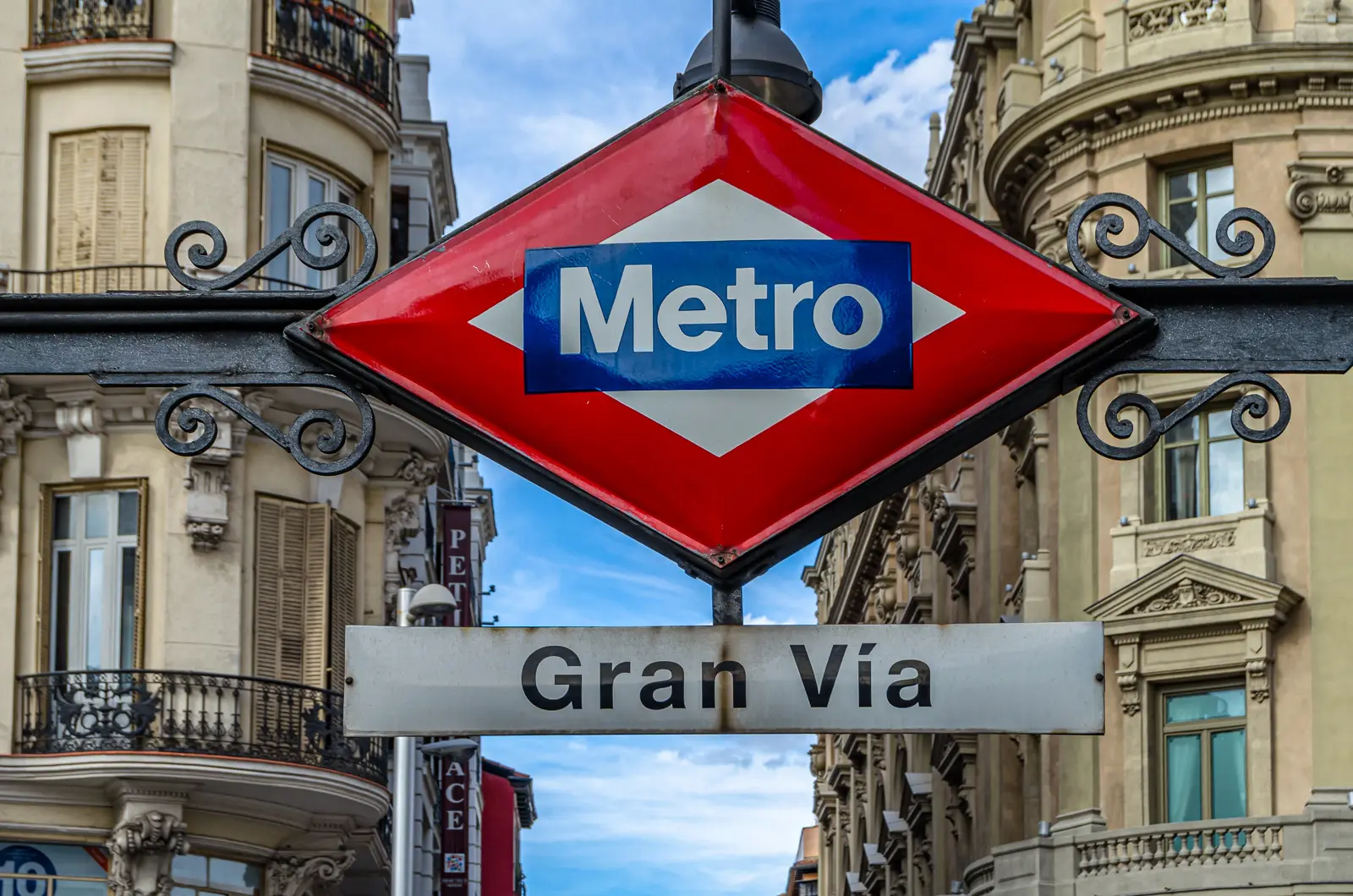 Panoramic view of Gran Vía in Madrid showing the wide sidewalks, grand facades, and vibrant urban atmosphere of the boulevard