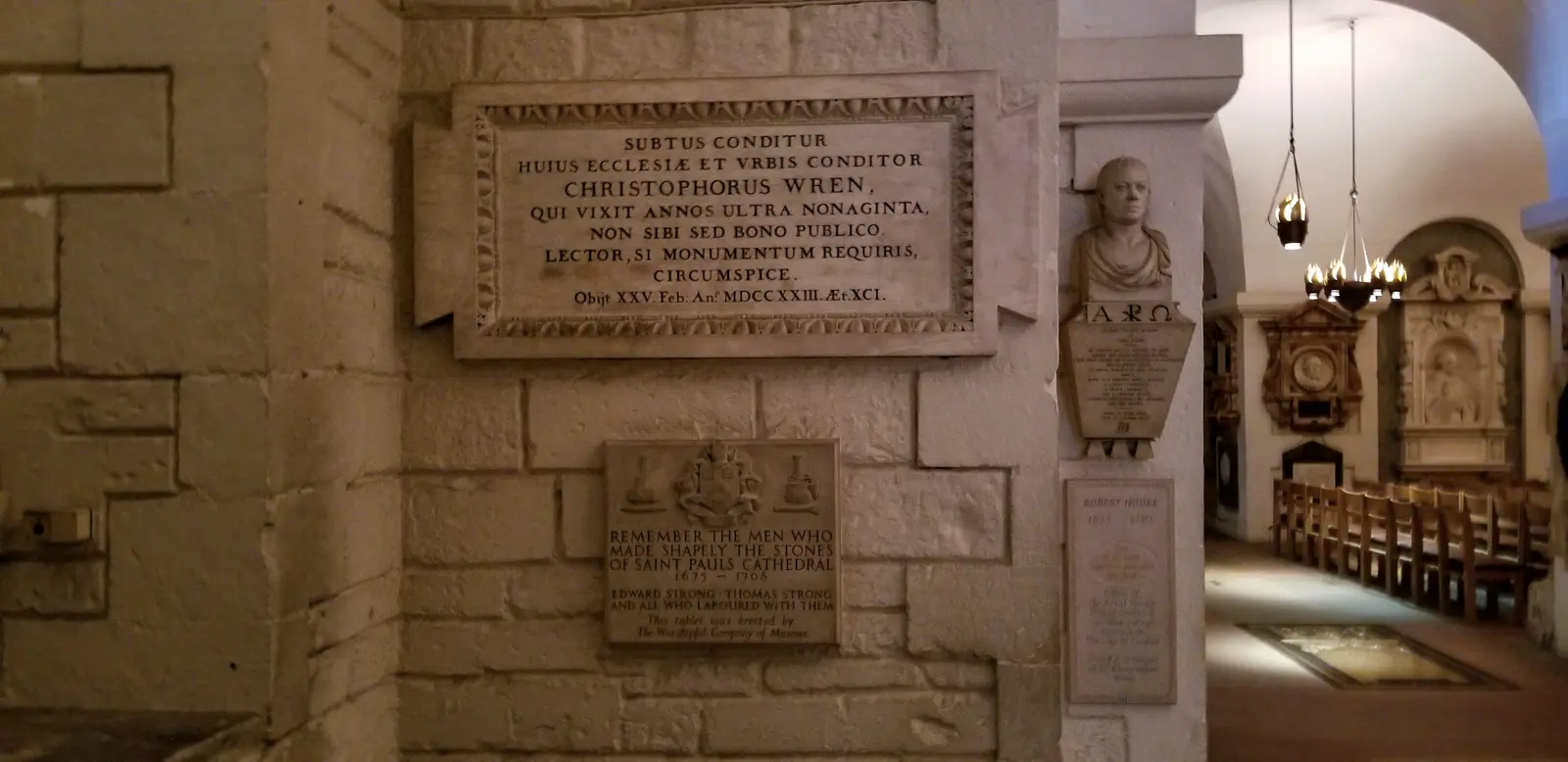 Wall tablet in the crypt of St Paul's Cathedral marking the burial of Sir Christopher Wren, bearing the Latin inscription written by his son ending 'Lector, si monumentum requiris, circumspice'