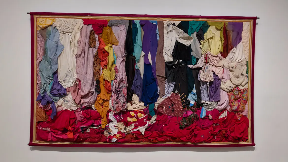 Abdoulaye Konaté’s Intolerance (1998) at Tate Modern, shredded clothing piled above a band of deep red cloth