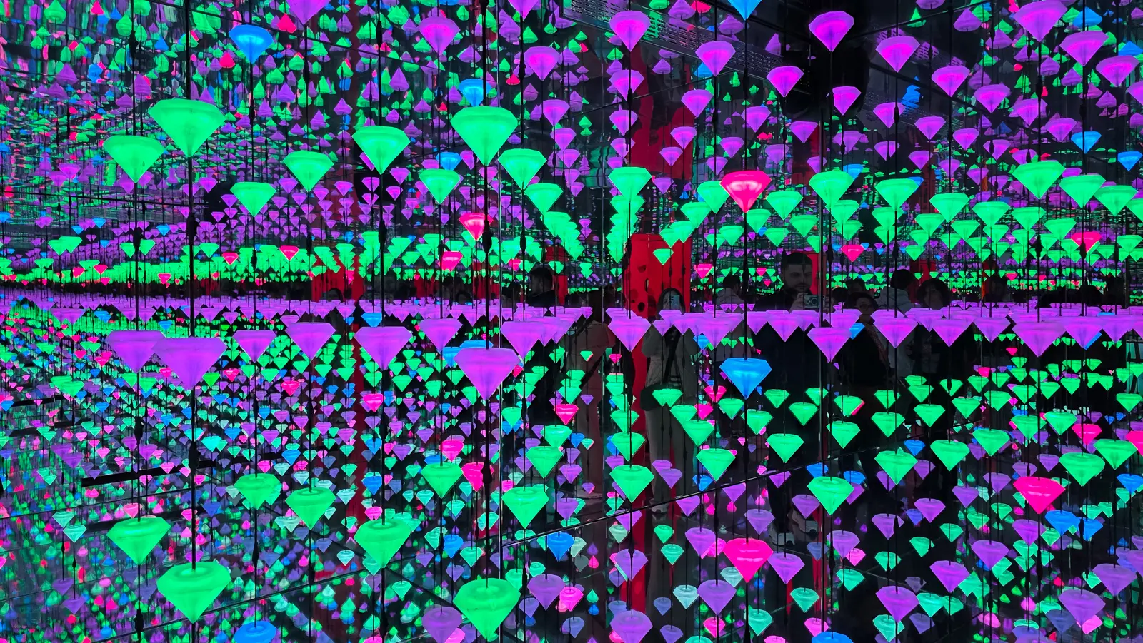 Diamond Matrix at Moco Museum Amsterdam, a mirrored infinity room hung with glowing green, violet and pink diamonds