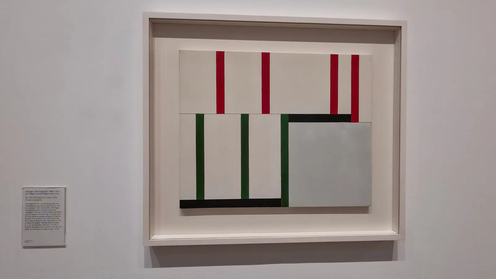 Georges Vantongerloo’s No. 98 2478 Red/135 Green (1936) at Tate Modern, red and green bars and a grey block arranged on white