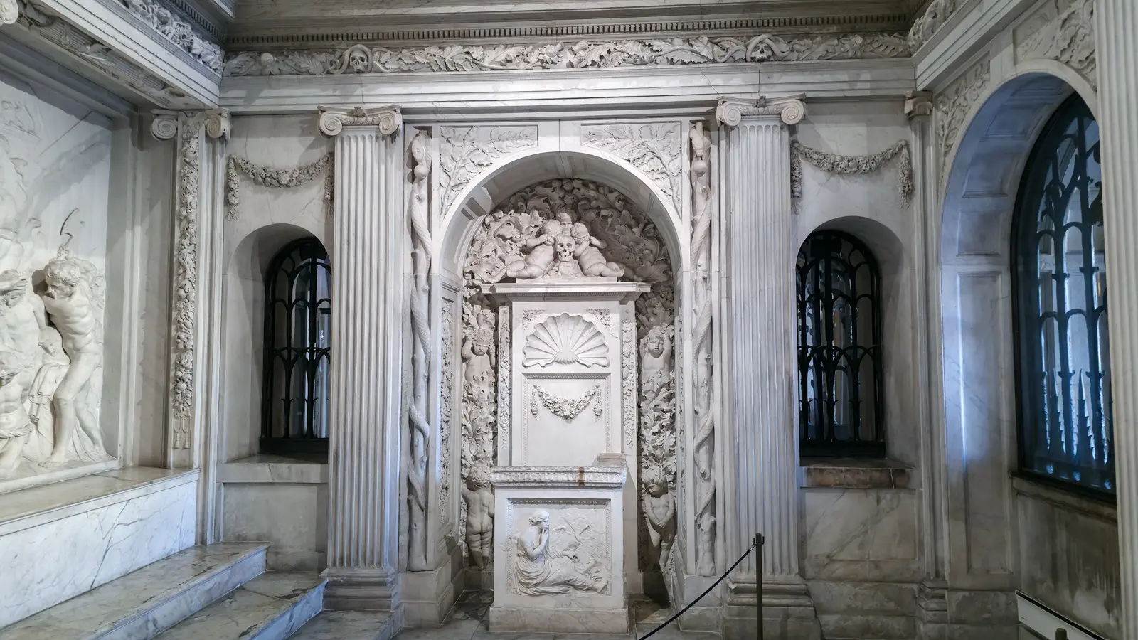 End wall of the Vierschaar at the Royal Palace Amsterdam, with the secretary’s seat between two barred arched windows onto Dam Square
