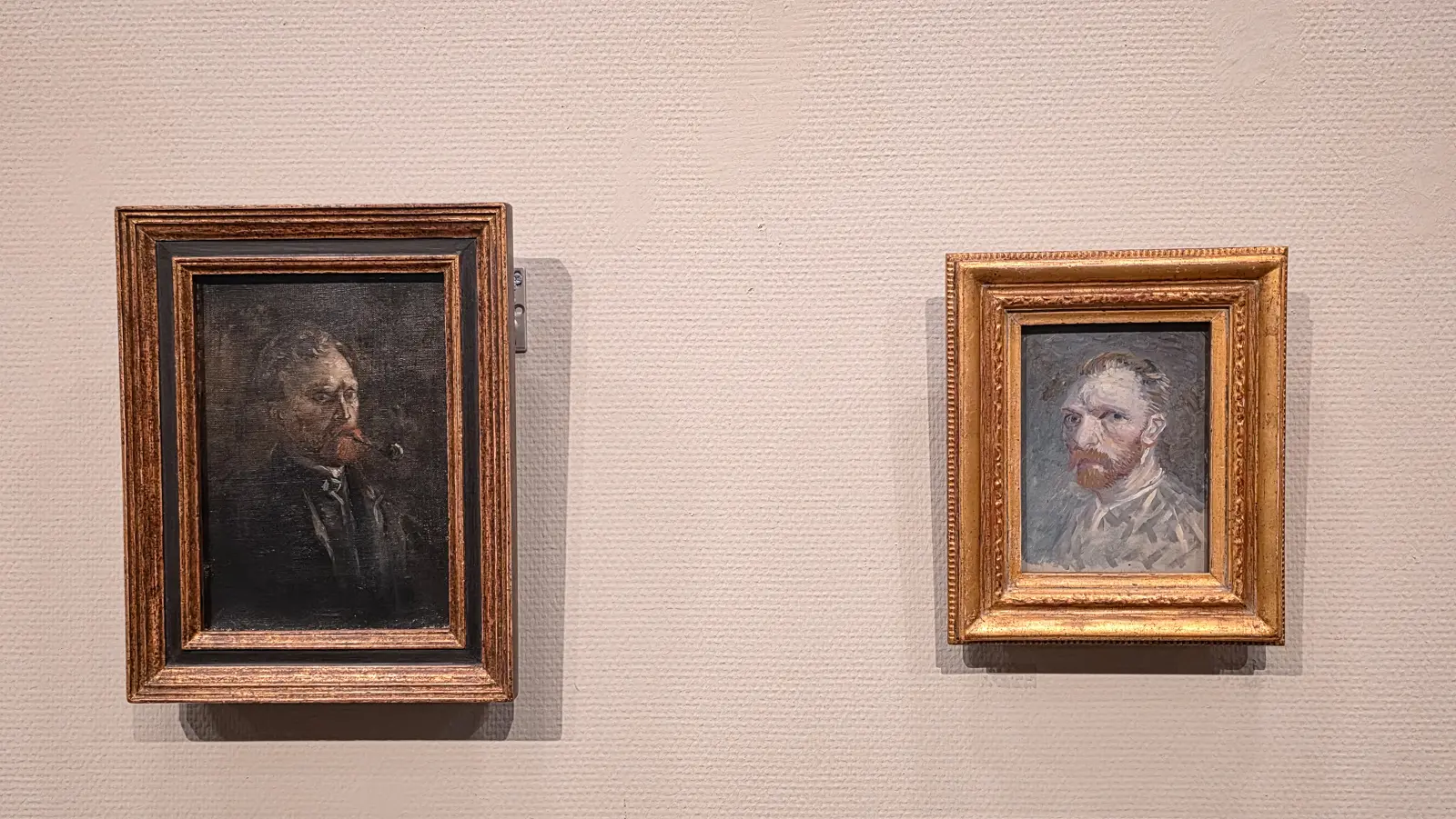 A dark 1886 Van Gogh self-portrait hung beside a pale 1887 one, a couple of metres apart, Van Gogh Museum, Amsterdam