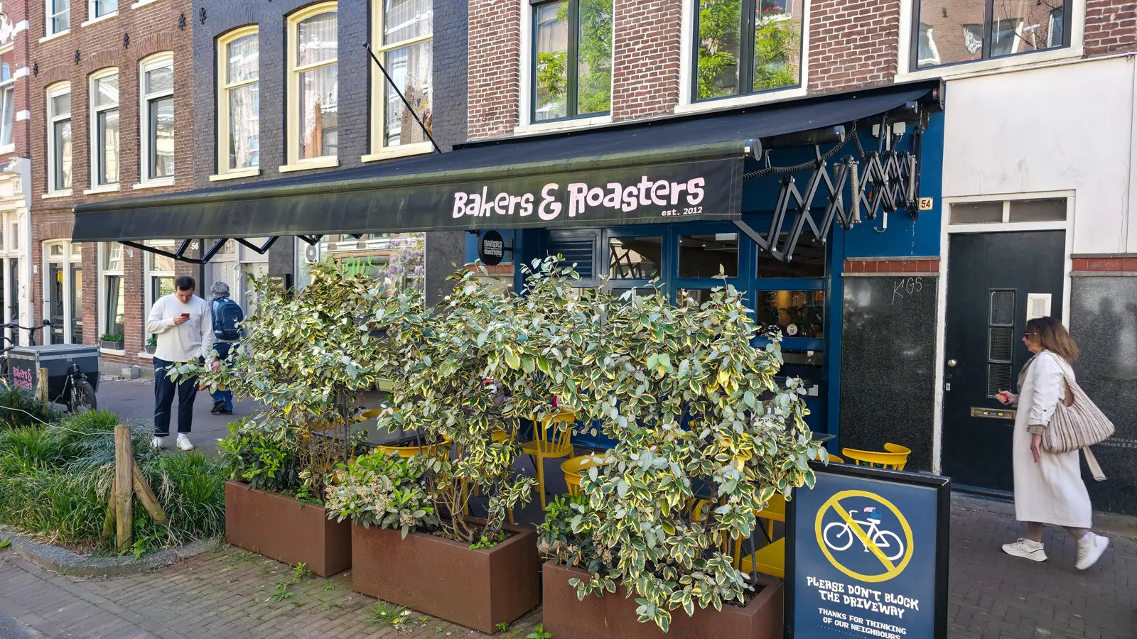 Bakers & Roasters at no. 54 Eerste Jacob van Campenstraat, De Pijp, with planters and yellow chairs outside