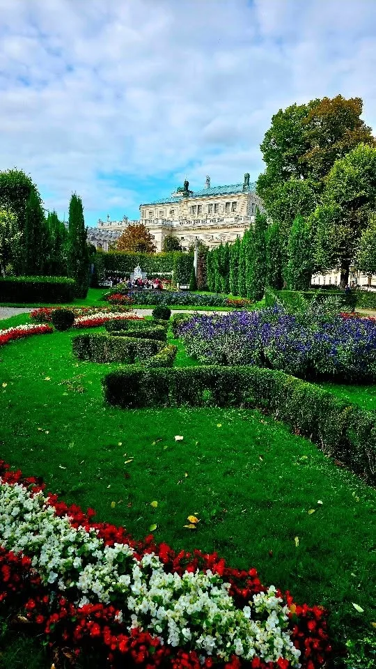 Even in autumn, Volksgarten feels eternal